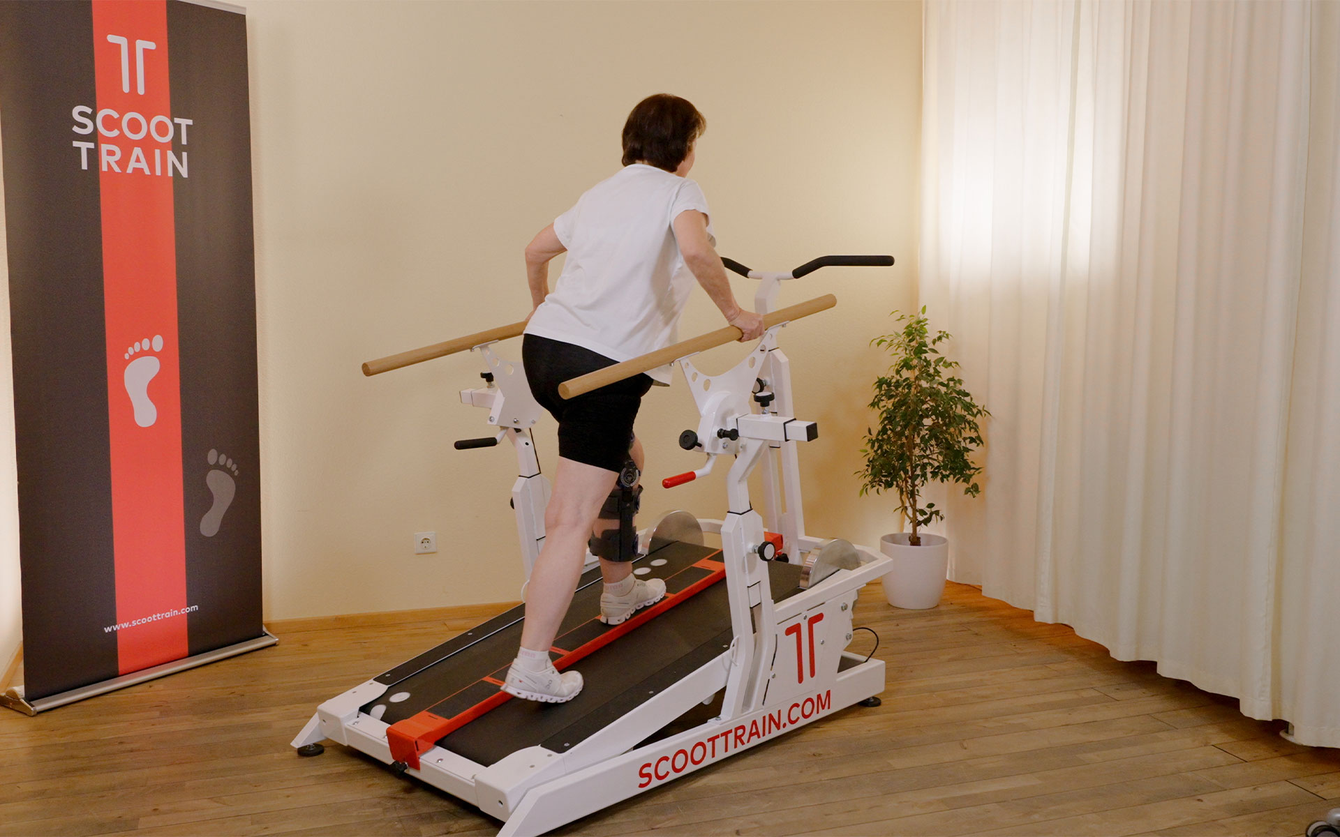 Patient trainiert mit dem Gang-Trainer von ScootTrain im eigenen Rhythmus – funktionelles, aufrechtes Training für Rehabilitation und Physiotherapie.
